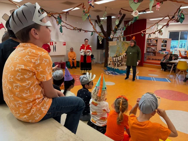 Oranje boven 🎶, Oranje boven 🎶. De #Koningsspelen waren een groot succes 🧡👑. De onderbouw met een heus Riddertoernooi! Helemaal in stijl van het thema ‘terug in de tijd’. De bovenbouw op de sportvelden met dank aan @stichtingwiel En natuurlijk ook dank aan de moeders voor het verzorgen van de Koningsspelen-lunch 🥪😀. Fijne vakantie 👋🏻