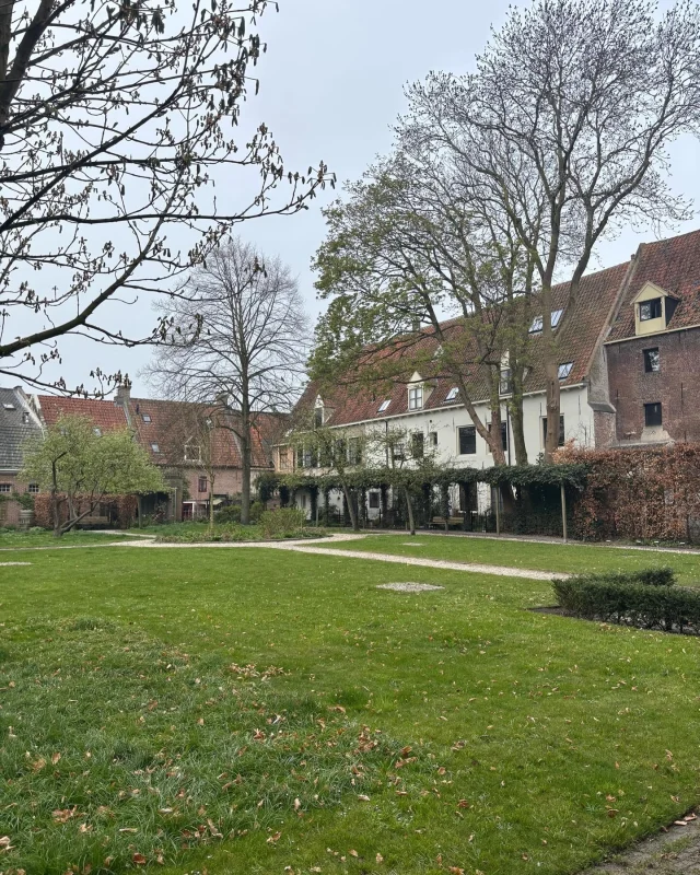 Wat heeft groep 5-6 het naar z’n zin gehad in @museumelburg.
De dingen waar wij in ons thema #terugindetijd over gelezen en geleerd hebben de afgelopen weken zijn tot leven gekomen. We hebben ons gekleed als echte zusters en broeders. We hebben gezongen, geschreven met een ganzenveer én een kaars van bijenwas gemaakt. Als kers op de taart mochten we in de prachtige tuin kijken naar alle kruiden die daar groeien. Hartelijk dank voor de uitleg en rondleiding!